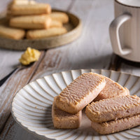 Lowrey Cranberry Shortbread Biscuits – Iconic Blue Tin - Lowrey Foods