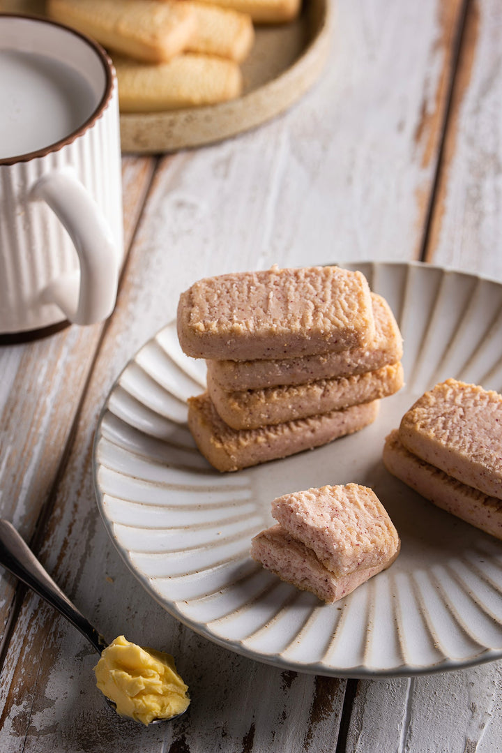 Lowrey Cranberry Shortbread Biscuits – Iconic Blue Tin - Lowrey Foods